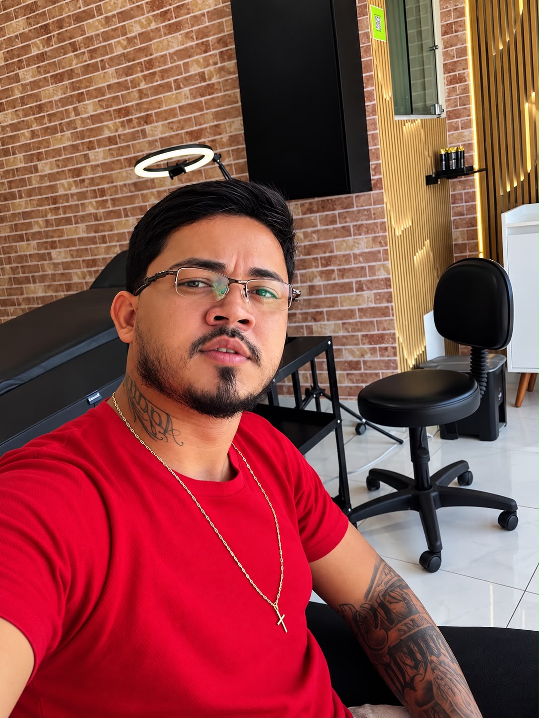 Renato em seu estúdio de tatuagem em Salgueiro